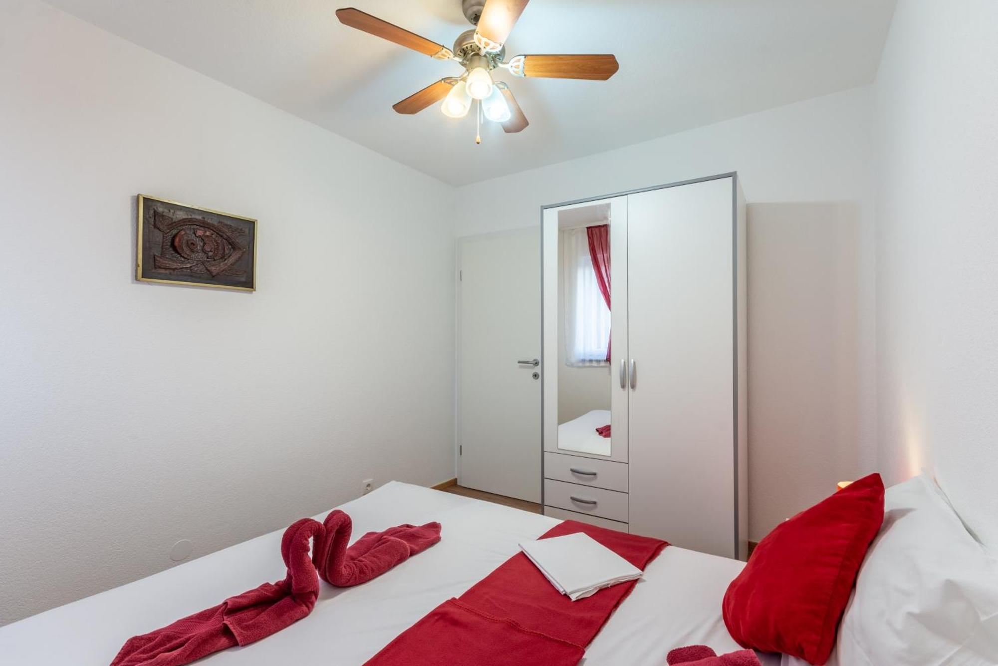Family Friendly Apartments With A Swimming Pool Stanici, Omis - 18676 Cameră foto