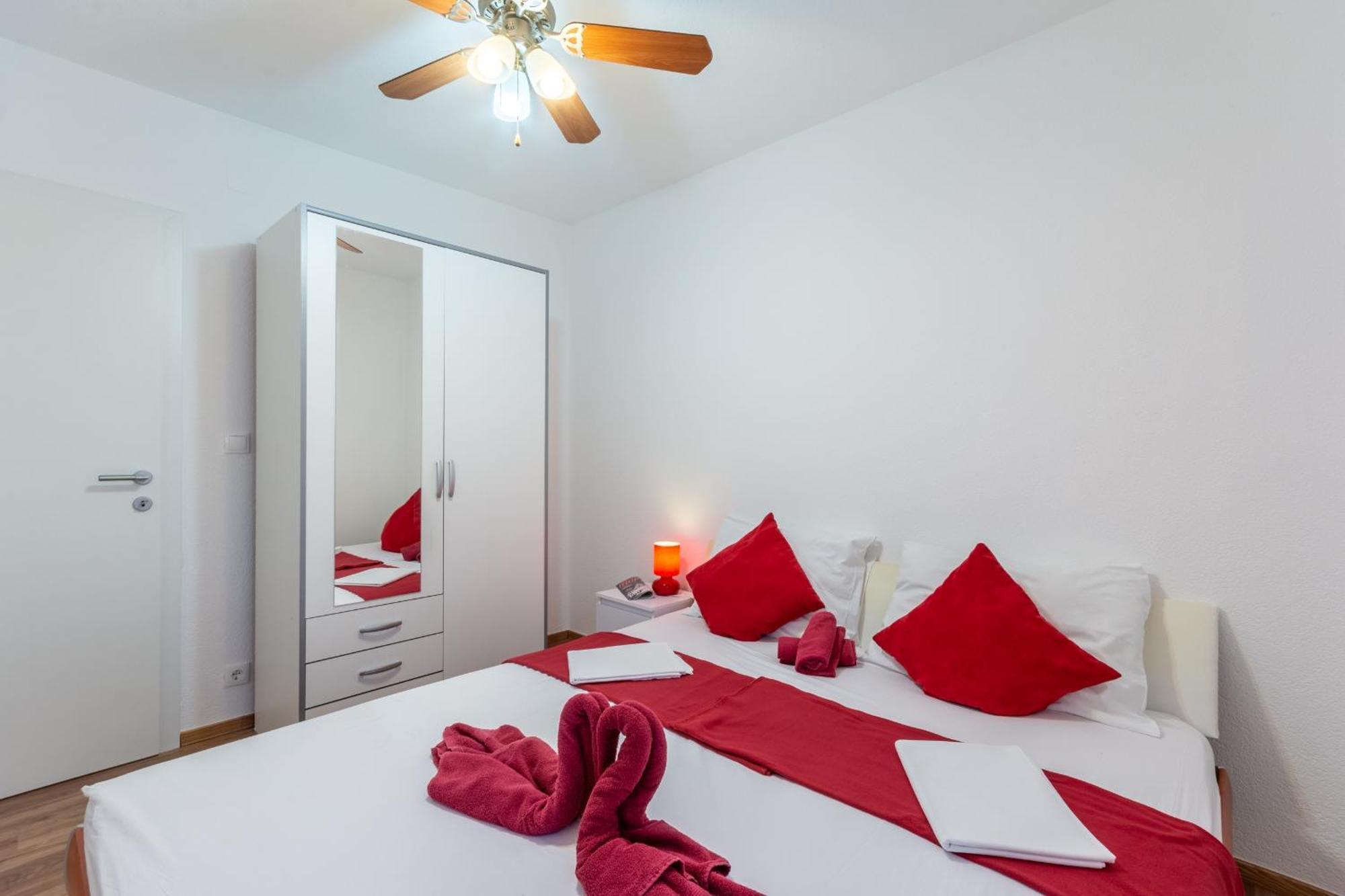 Family Friendly Apartments With A Swimming Pool Stanici, Omis - 18676 Cameră foto